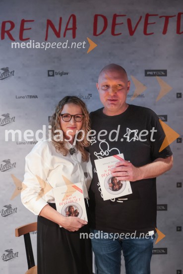  Bronja Žakelj, pisateljica;  Mitja Čander, direktor, BeletrinaFilmska priredba romana Belo se pere na devetdeset predstavljena na novinarski konferenci