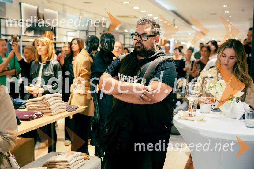  Nejc Simšič, novinarPrenovljena Nama ponovno odprla svoja vrata