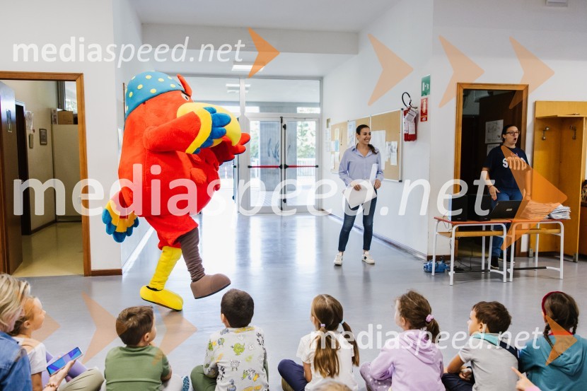 Na OŠ Otona Župančiča otroke razveselili z Nandom in Cicibani