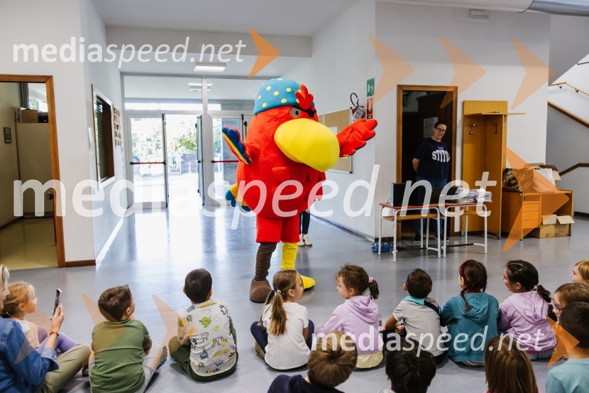 Na OŠ Otona Župančiča otroke razveselili z Nandom in Cicibani