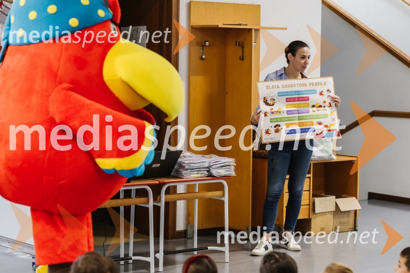 Na OŠ Otona Župančiča otroke razveselili z Nandom in Cicibani