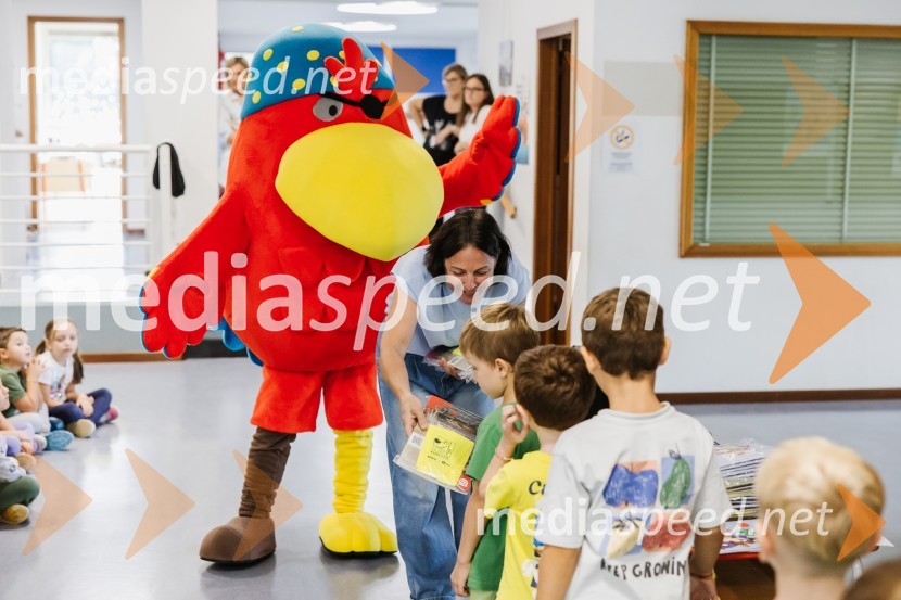Na OŠ Otona Župančiča otroke razveselili z Nandom in Cicibani