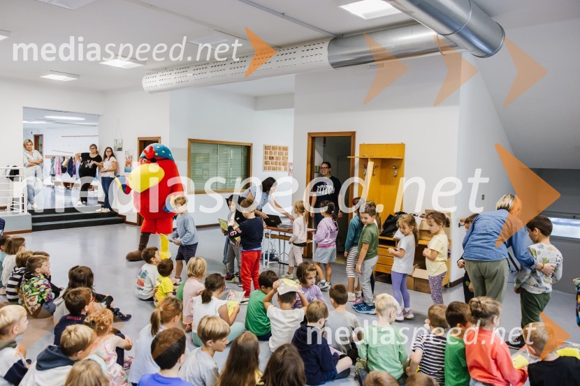 Na OŠ Otona Župančiča otroke razveselili z Nandom in Cicibani
