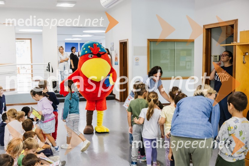 Na OŠ Otona Župančiča otroke razveselili z Nandom in Cicibani