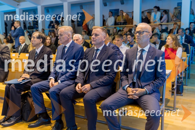prof. dr. Kazuyuki Hokamoto, častni doktor Univerze v Mariboru; izr. prof. dr. Bojan Rosi, dekan, Fakulteta za logistiko, Univerza v Mariboru; dr. Simon Rečnik, direktor Trdnih izdelkov in član uprave Leka d.d.;  Bojan Podgoršek, Notarska zbornica SlovenijeDan Univerze v Mariboru 2025