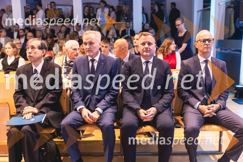 prof. dr. Kazuyuki Hokamoto, častni doktor Univerze v Mariboru; izr. prof. dr. Bojan Rosi, dekan, Fakulteta za logistiko, Univerza v Mariboru; dr. Simon Rečnik, direktor Trdnih izdelkov in član uprave Leka d.d.;  Bojan Podgoršek, Notarska zbornica SlovenijeDan Univerze v Mariboru 2025