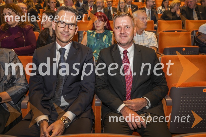  Gregor Makuc, direktor Korporativnih zadev in član uprave, Lek d.d.; dr. Simon Rečnik, direktor Trdnih izdelkov in član uprave Leka d.d.Univerza v Mariboru odlikovana z redom za zasluge