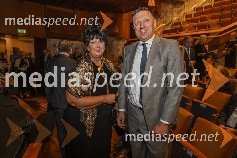  Davorka Pregl, mestna svetnica MOM;  ... Univerza v Mariboru odlikovana z redom za zasluge