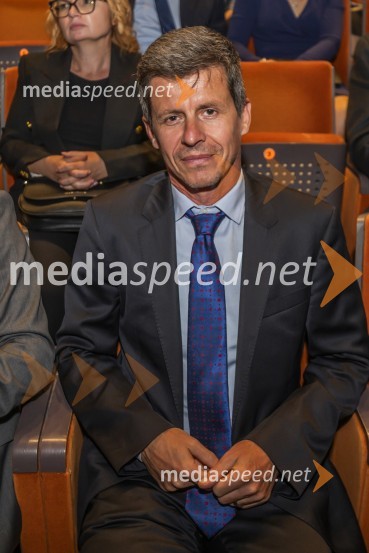  Matevž Čelik Vidmar, direktor Muzeja za arhitekturo in oblikovanjeUniverza v Mariboru odlikovana z redom za zasluge