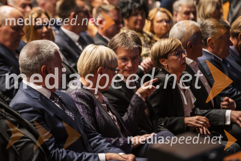  Marko Lotrič, predsednik, Državni svet; dr. Nataša Pirc Musar, predsednica Republike Slovenije; prof. dr. Zdravko Kačič, pomočnik rektorja Univerze v Mariboru;  Andreja Navršnik KačičUniverza v Mariboru odlikovana z redom za zasluge