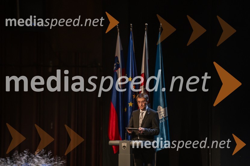 prof. dr. Zdravko Kačič, pomočnik rektorja Univerze v MariboruUniverza v Mariboru odlikovana z redom za zasluge
