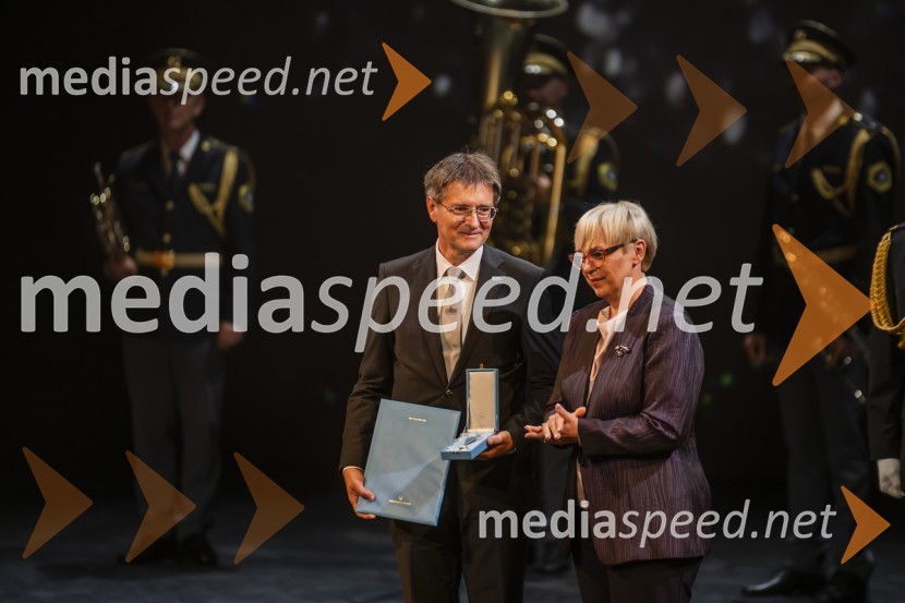 prof. dr. Zdravko Kačič, pomočnik rektorja Univerze v Mariboru; dr. Nataša Pirc Musar, predsednica Republike SlovenijeUniverza v Mariboru odlikovana z redom za zasluge