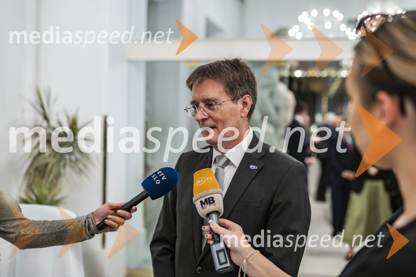 prof. dr. Zdravko Kačič, pomočnik rektorja Univerze v MariboruUniverza v Mariboru odlikovana z redom za zasluge