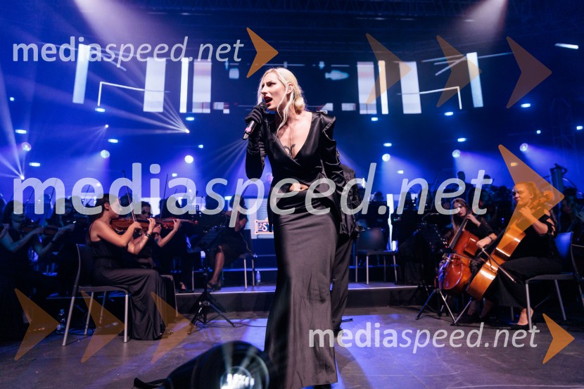  Sara Briški Cirman - Raiven, pevka, harfistkaDJ Umek združil moči s simfoničnim orkestrom