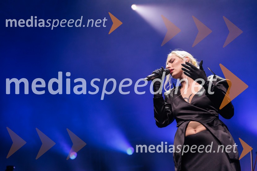  Sara Briški Cirman - Raiven, pevka, harfistkaDJ Umek združil moči s simfoničnim orkestrom