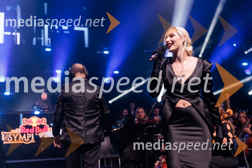  Sara Briški Cirman - Raiven, pevka, harfistkaDJ Umek združil moči s simfoničnim orkestrom