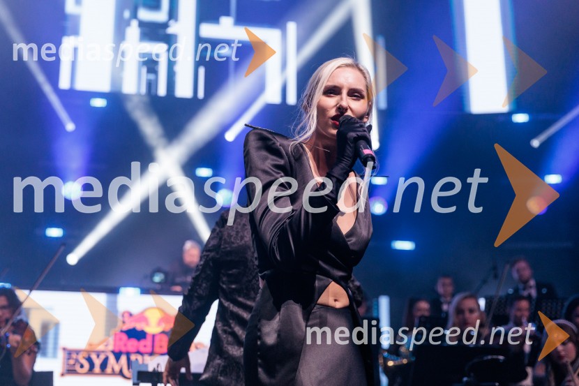  Sara Briški Cirman - Raiven, pevka, harfistkaDJ Umek združil moči s simfoničnim orkestrom