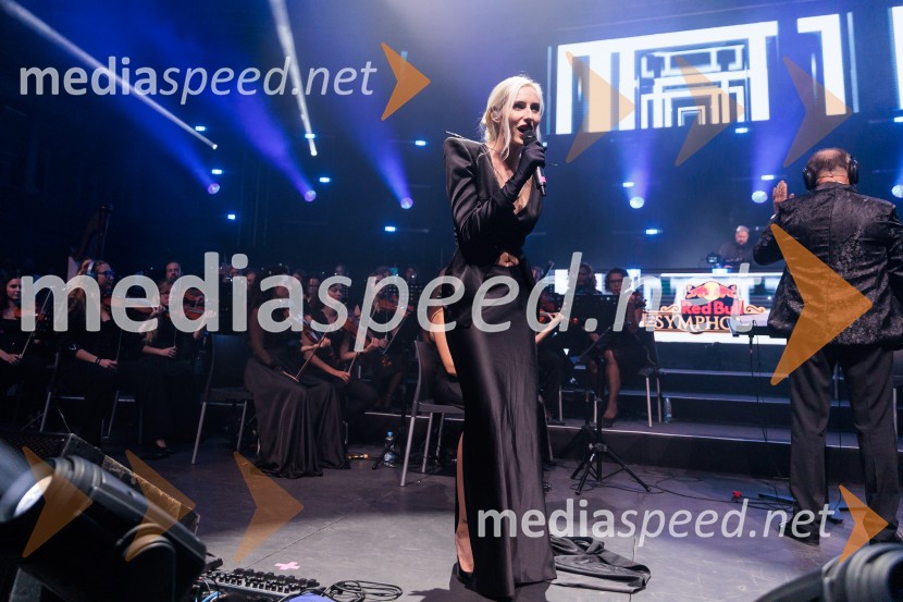  Sara Briški Cirman - Raiven, pevka, harfistkaDJ Umek združil moči s simfoničnim orkestrom