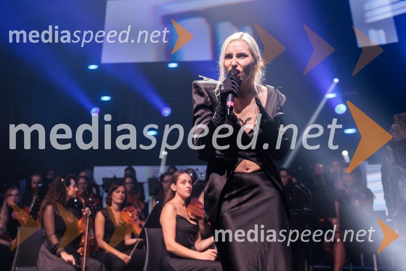  Sara Briški Cirman - Raiven, pevka, harfistkaDJ Umek združil moči s simfoničnim orkestrom