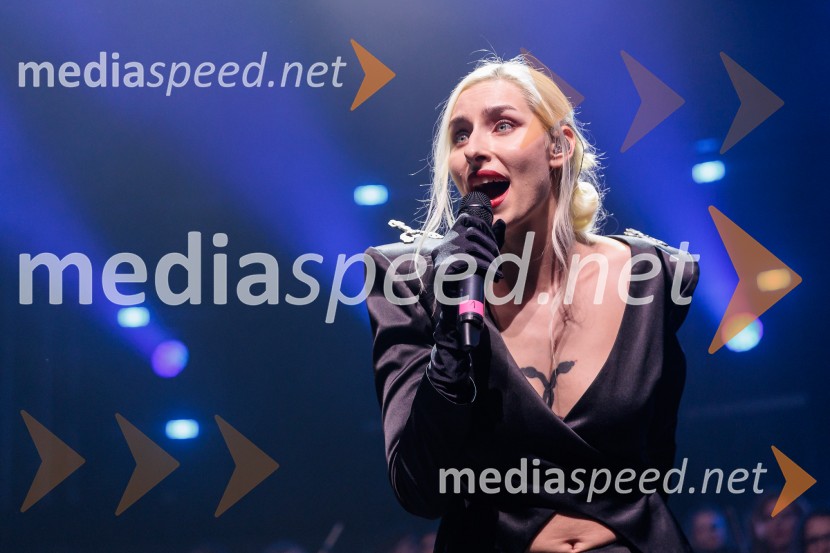  Sara Briški Cirman - Raiven, pevka, harfistkaDJ Umek združil moči s simfoničnim orkestrom