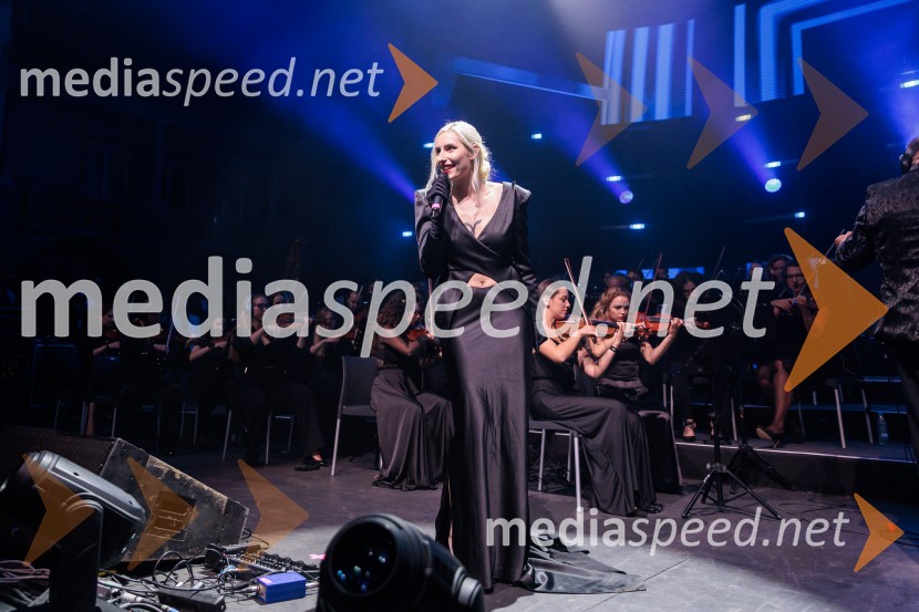  Sara Briški Cirman - Raiven, pevka, harfistkaDJ Umek združil moči s simfoničnim orkestrom
