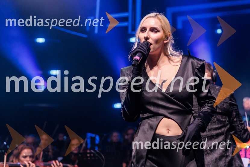  Sara Briški Cirman - Raiven, pevka, harfistkaDJ Umek združil moči s simfoničnim orkestrom