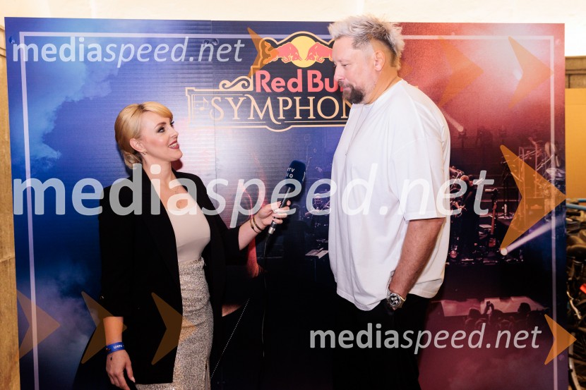  Tjaša  Platovšek, voditeljica in urednica, RTV SLO;  Uroš Umek, DJDJ Umek združil moči s simfoničnim orkestrom