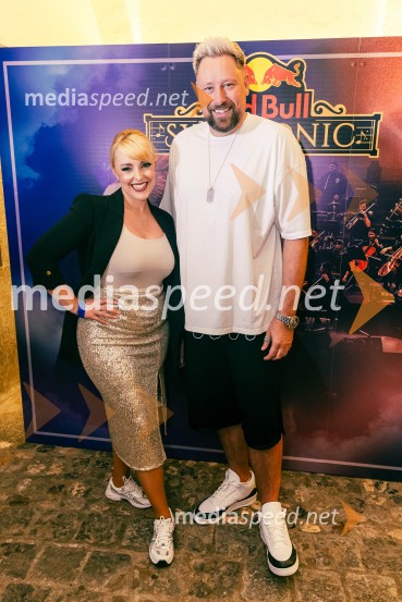  Tjaša  Platovšek, voditeljica in urednica, RTV SLO;  Uroš Umek, DJDJ Umek združil moči s simfoničnim orkestrom