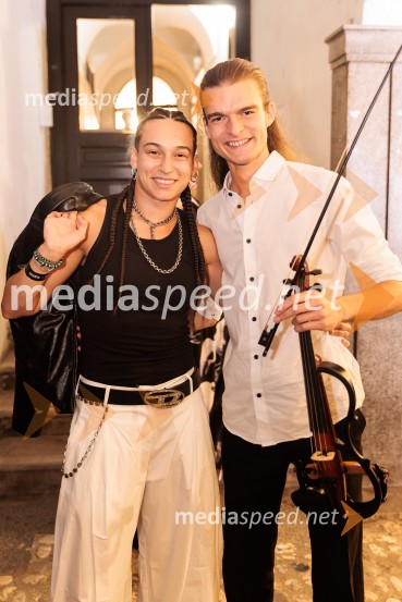  Mia Puhar Rodin - Masayah, pevka;  ... DJ Umek združil moči s simfoničnim orkestrom