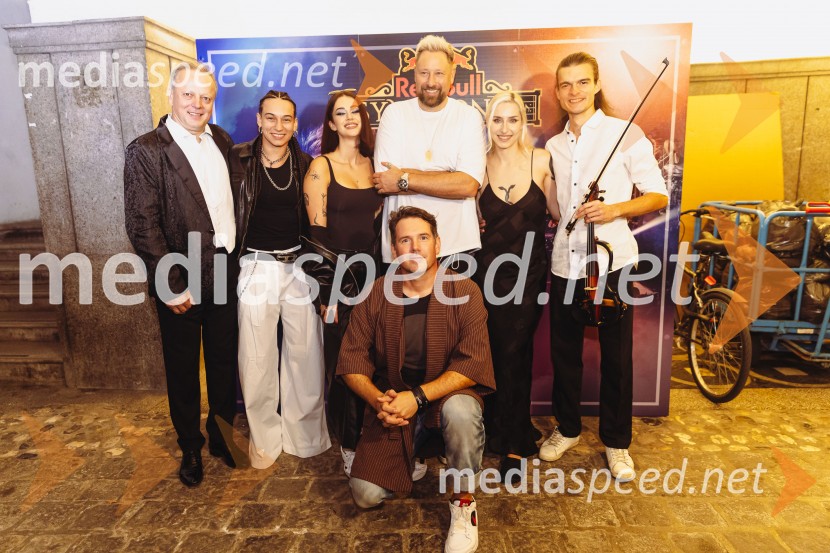  Marjan Grdadolnik, dirigent;  Mia Puhar Rodin - Masayah, pevka;  Gaja Prestor, pevka;  Uroš Umek, DJ;  Gregor Zalokar, TrickyDisco! PiArt;  Sara Briški Cirman - Raiven, pevka, harfistka;  ... DJ Umek združil moči s simfoničnim orkestrom