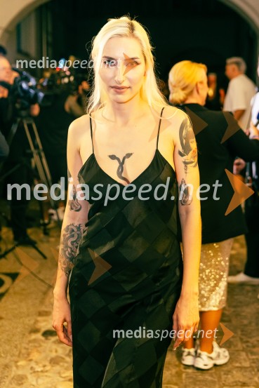  Sara Briški Cirman - Raiven, pevka, harfistkaDJ Umek združil moči s simfoničnim orkestrom