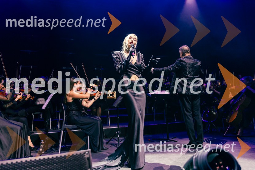  Sara Briški Cirman - Raiven, pevka, harfistkaDJ Umek združil moči s simfoničnim orkestrom