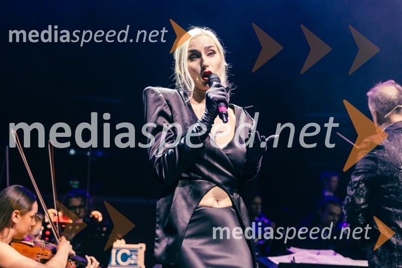  Sara Briški Cirman - Raiven, pevka, harfistkaDJ Umek združil moči s simfoničnim orkestrom