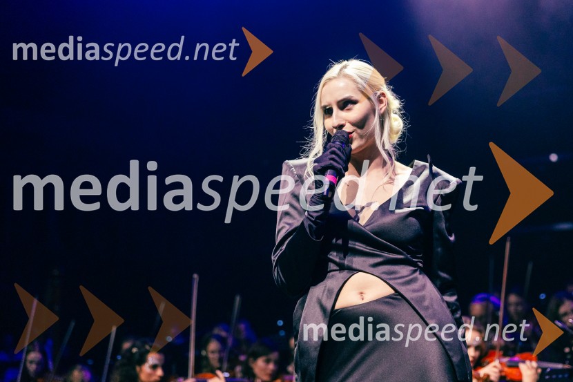  Sara Briški Cirman - Raiven, pevka, harfistkaDJ Umek združil moči s simfoničnim orkestrom