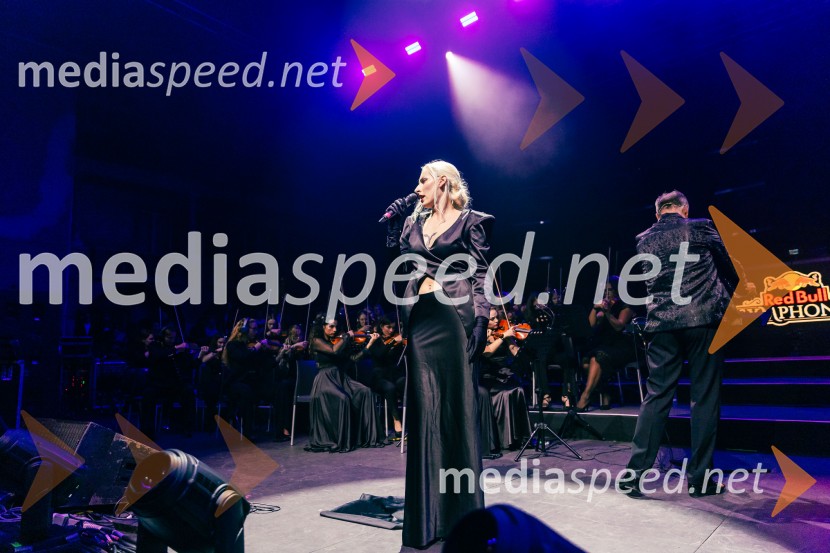  Sara Briški Cirman - Raiven, pevka, harfistkaDJ Umek združil moči s simfoničnim orkestrom