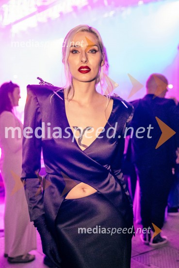  Sara Briški Cirman - Raiven, pevka, harfistkaDJ Umek združil moči s simfoničnim orkestrom