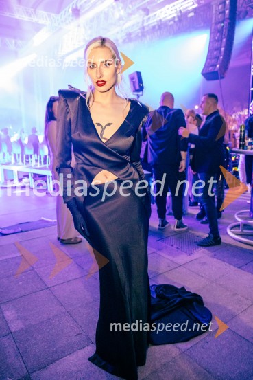  Sara Briški Cirman - Raiven, pevka, harfistkaDJ Umek združil moči s simfoničnim orkestrom