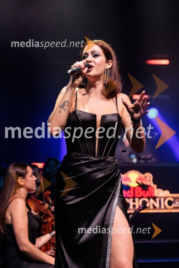  Gaja Prestor, pevkaDJ Umek združil moči s simfoničnim orkestrom