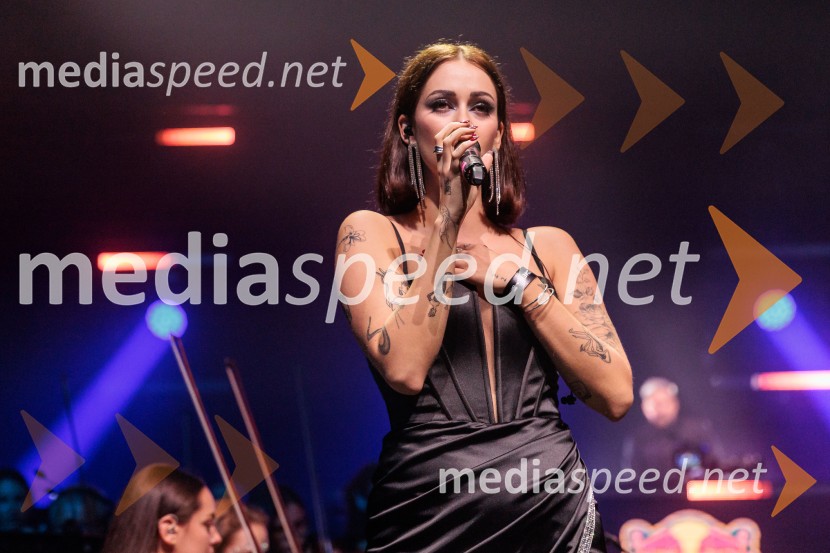  Gaja Prestor, pevkaDJ Umek združil moči s simfoničnim orkestrom