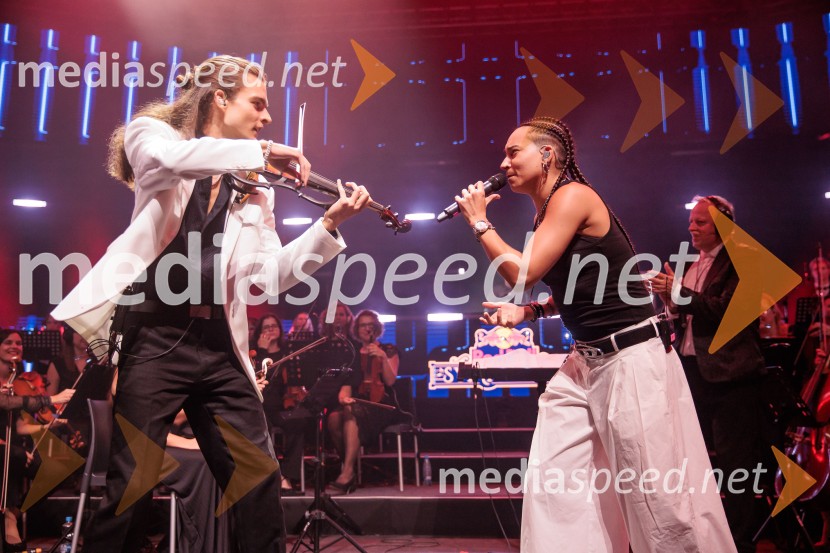  ... ;  Mia Puhar Rodin - Masayah, pevkaDJ Umek združil moči s simfoničnim orkestrom