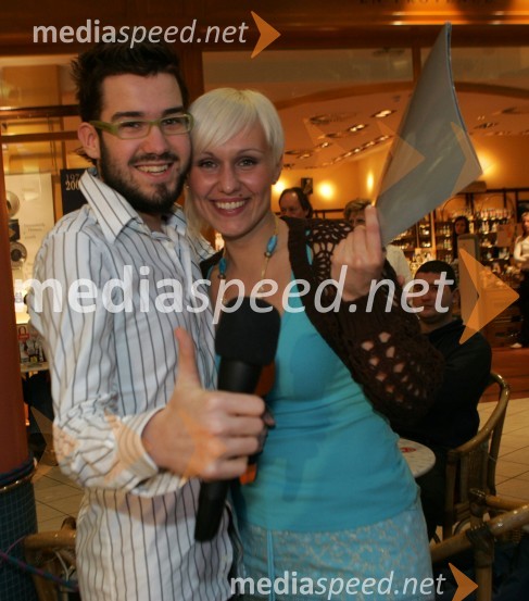 Anžej Dežan, pevec in Jelena Kovačevič, voditeljica oddaje E+ na Kanalu AModna revija, Europark Maribor