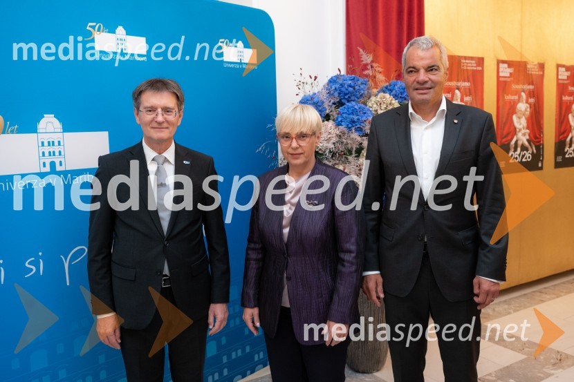 prof. dr. Zdravko Kačič, pomočnik rektorja Univerze v Mariboru; dr. Nataša Pirc Musar, predsednica Republike Slovenije;  Aleksander Saša Arsenovič, župan, Mestna občina MariborUniverza v Mariboru odlikovana z redom za zasluge