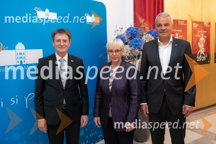 prof. dr. Zdravko Kačič, pomočnik rektorja Univerze v Mariboru; dr. Nataša Pirc Musar, predsednica Republike Slovenije;  Aleksander Saša Arsenovič, župan, Mestna občina MariborUniverza v Mariboru odlikovana z redom za zasluge