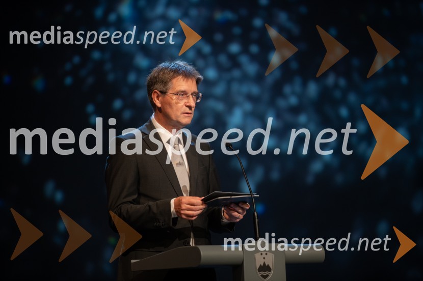 prof. dr. Zdravko Kačič, pomočnik rektorja Univerze v MariboruUniverza v Mariboru odlikovana z redom za zasluge
