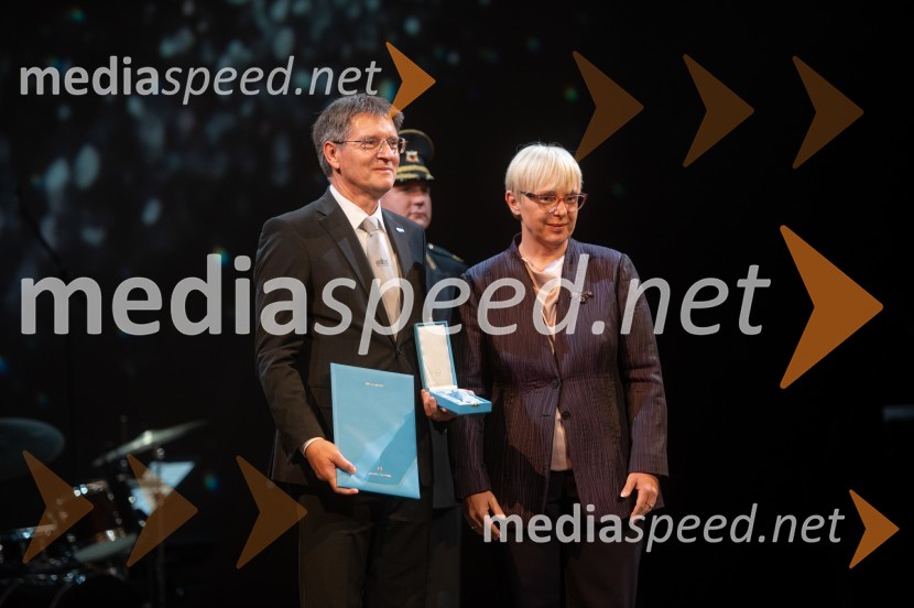 prof. dr. Zdravko Kačič, pomočnik rektorja Univerze v Mariboru; dr. Nataša Pirc Musar, predsednica Republike SlovenijeUniverza v Mariboru odlikovana z redom za zasluge