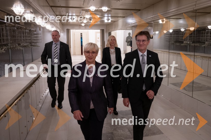 dr. Nataša Pirc Musar, predsednica Republike Slovenije; prof. dr. Zdravko Kačič, pomočnik rektorja Univerze v MariboruUniverza v Mariboru odlikovana z redom za zasluge