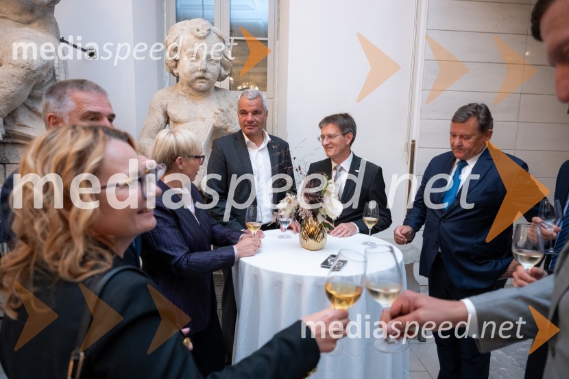 dr. Nataša Pirc Musar, predsednica Republike Slovenije;  Aleksander Saša Arsenovič, župan, Mestna občina Maribor; prof. dr. Zdravko Kačič, pomočnik rektorja Univerze v MariboruUniverza v Mariboru odlikovana z redom za zasluge