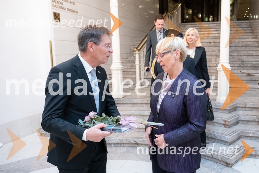 prof. dr. Zdravko Kačič, pomočnik rektorja Univerze v Mariboru; dr. Nataša Pirc Musar, predsednica Republike SlovenijeUniverza v Mariboru odlikovana z redom za zasluge