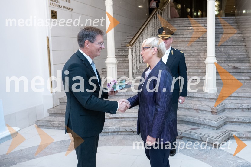 prof. dr. Zdravko Kačič, pomočnik rektorja Univerze v Mariboru; dr. Nataša Pirc Musar, predsednica Republike SlovenijeUniverza v Mariboru odlikovana z redom za zasluge