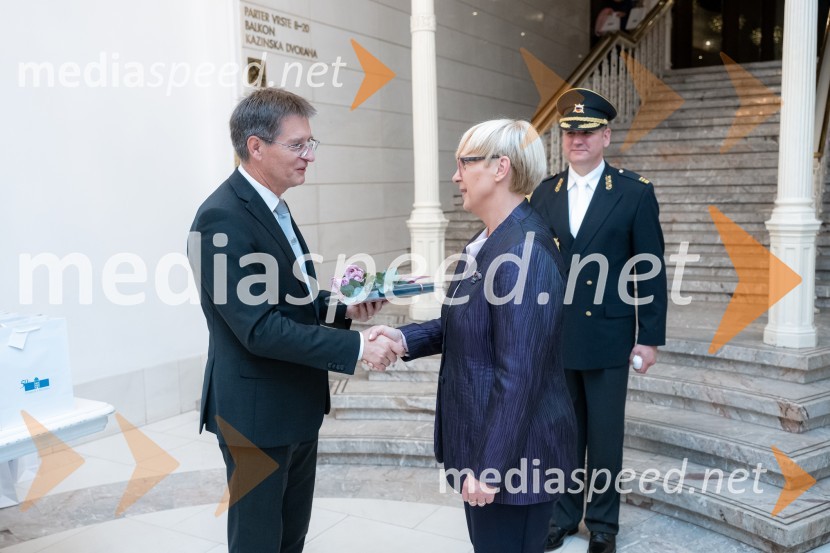 prof. dr. Zdravko Kačič, pomočnik rektorja Univerze v Mariboru; dr. Nataša Pirc Musar, predsednica Republike SlovenijeUniverza v Mariboru odlikovana z redom za zasluge